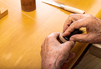 竹宝堂の筆づくり：糸締め